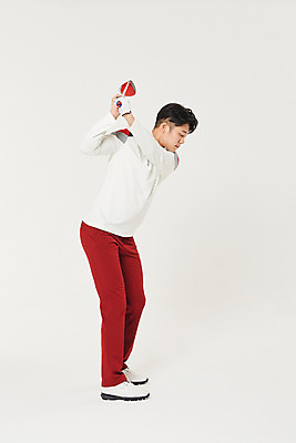 포토 JPG 스튜디오촬영 전신 응시 남자 스포츠 골프 실내 한명 서기 20대 성인 옆모습 청춘 골프채 한국인 스윙 성인남자한명만 국내포토 1 시선 뷰포인트 포즈 컨셉 모션 골프용품 사람 동양인 청년 내부 구기 남자한명만 성인남자만 파일형식