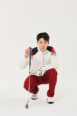 포토 JPG 스튜디오촬영 전신 응시 남자 스포츠 골프 실내 한명 앉기 20대 성인 앞모습 청춘 골프채 한국인 잡기 각도 성인남자한명만 국내포토 1 시선 뷰포인트 컨셉 모션 골프용품 사람 동양인 청년 내부 구기 남자한명만 성인남자만 파일형식