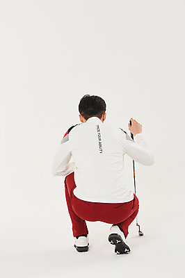 포토 JPG 스튜디오촬영 전신 남자 스포츠 골프 실내 한명 앉기 20대 성인 뒷모습 청춘 골프채 한국인 각도 성인남자한명만 국내포토 1 뷰포인트 컨셉 모션 골프용품 사람 동양인 청년 내부 구기 남자한명만 성인남자만 파일형식