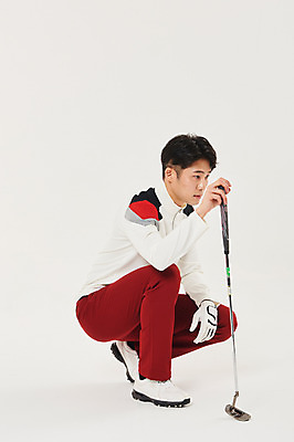 포토 JPG 스튜디오촬영 전신 응시 남자 스포츠 골프 실내 한명 앉기 20대 성인 옆모습 청춘 골프채 한국인 잡기 각도 성인남자한명만 국내포토 1 시선 뷰포인트 컨셉 모션 골프용품 사람 동양인 청년 내부 구기 남자한명만 성인남자만 파일형식