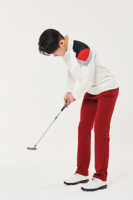 포토 JPG 스튜디오촬영 전신 응시 남자 스포츠 포즈 골프 실내 한명 서기 20대 성인 옆모습 청춘 골프채 한국인 샷 성인남자한명만 국내포토 1 시선 뷰포인트 컨셉 모션 자세 골프용품 사람 동양인 청년 내부 구기 남자한명만 성인남자만 파일형식