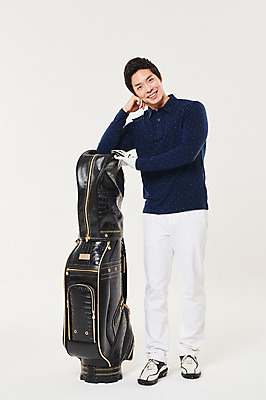 포토 JPG 스튜디오촬영 전신 남자 스포츠 골프 실내 한명 서기 미소 20대 성인 앞모습 청춘 기댐 턱괴기 한국인 골프가방 성인남자한명만 국내포토 1 뷰포인트 컨셉 가방 모션 골프용품 표정 사람 동양인 청년 내부 구기 남자한명만 성인남자만 파일형식