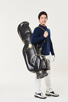 포토 JPG 스튜디오촬영 전신 남자 스포츠 골프 실내 한명 서기 미소 20대 성인 옆모습 청춘 한국인 골프가방 매기 성인남자한명만 국내포토 1 뷰포인트 컨셉 가방 모션 골프용품 표정 사람 동양인 청년 내부 구기 남자한명만 성인남자만 파일형식