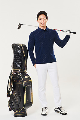 포토 JPG 스튜디오촬영 전신 남자 스포츠 골프 실내 한명 서기 미소 들기 20대 성인 앞모습 청춘 골프채 한국인 골프가방 성인남자한명만 국내포토 1 뷰포인트 컨셉 가방 모션 골프용품 표정 사람 동양인 청년 내부 구기 남자한명만 성인남자만 파일형식