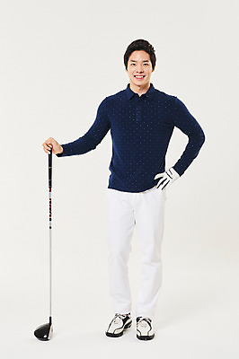 포토 JPG 스튜디오촬영 전신 남자 스포츠 골프 실내 한명 서기 미소 20대 성인 앞모습 청춘 골프채 한국인 잡기 성인남자한명만 국내포토 1 뷰포인트 컨셉 모션 골프용품 표정 사람 동양인 청년 내부 구기 남자한명만 성인남자만 파일형식