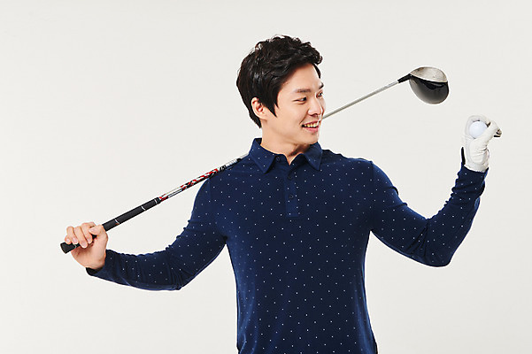 포토 JPG 스튜디오촬영 응시 남자 스포츠 골프 골프공 실내 한명 서기 미소 들기 상반신 20대 성인 앞모습 청춘 골프채 한국인 잡기 성인남자한명만 국내포토 1 시선 뷰포인트 컨셉 공 모션 골프용품 표정 사람 동양인 청년 내부 구기 남자한명만 성인남자만 파일형식