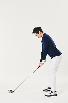 포토 JPG 스튜디오촬영 전신 응시 남자 스포츠 포즈 골프 실내 한명 서기 20대 성인 옆모습 청춘 골프채 한국인 성인남자한명만 국내포토 1 시선 뷰포인트 컨셉 모션 골프용품 사람 동양인 청년 내부 구기 남자한명만 성인남자만 파일형식