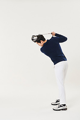 포토 JPG 스튜디오촬영 전신 남자 스포츠 골프 실내 한명 서기 들기 20대 성인 옆모습 청춘 골프채 한국인 스윙 성인남자한명만 국내포토 1 뷰포인트 포즈 컨셉 모션 골프용품 사람 동양인 청년 내부 구기 남자한명만 성인남자만 파일형식