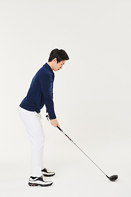 포토 JPG 스튜디오촬영 전신 응시 남자 스포츠 골프 실내 한명 서기 20대 성인 옆모습 청춘 골프채 한국인 스윙 성인남자한명만 국내포토 1 시선 뷰포인트 포즈 컨셉 모션 골프용품 사람 동양인 청년 내부 구기 남자한명만 성인남자만 파일형식