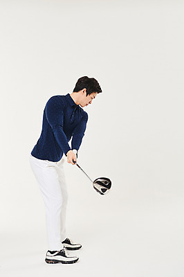 포토 JPG 스튜디오촬영 전신 응시 남자 스포츠 골프 실내 한명 서기 20대 성인 옆모습 청춘 골프채 한국인 스윙 성인남자한명만 국내포토 1 시선 뷰포인트 포즈 컨셉 모션 골프용품 사람 동양인 청년 내부 구기 남자한명만 성인남자만 파일형식