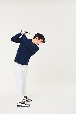 포토 JPG 스튜디오촬영 전신 응시 남자 스포츠 골프 실내 한명 서기 들기 20대 성인 옆모습 청춘 골프채 한국인 스윙 성인남자한명만 국내포토 1 시선 뷰포인트 포즈 컨셉 모션 골프용품 사람 동양인 청년 내부 구기 남자한명만 성인남자만 파일형식