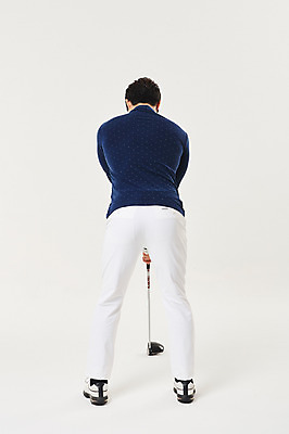 포토 JPG 스튜디오촬영 전신 남자 스포츠 골프 실내 한명 서기 20대 성인 뒷모습 청춘 골프채 한국인 스윙 성인남자한명만 국내포토 1 뷰포인트 포즈 컨셉 모션 골프용품 사람 동양인 청년 내부 구기 남자한명만 성인남자만 파일형식