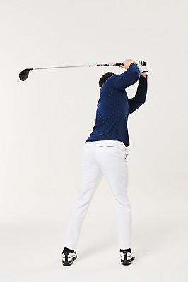 포토 JPG 스튜디오촬영 전신 남자 스포츠 골프 실내 한명 서기 들기 20대 성인 뒷모습 청춘 골프채 한국인 스윙 성인남자한명만 국내포토 1 뷰포인트 포즈 컨셉 모션 골프용품 사람 동양인 청년 내부 구기 남자한명만 성인남자만 파일형식