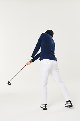 포토 JPG 스튜디오촬영 전신 남자 스포츠 포즈 골프 실내 한명 서기 20대 성인 뒷모습 청춘 골프채 한국인 스윙 성인남자한명만 국내포토 1 뷰포인트 컨셉 모션 골프용품 사람 동양인 청년 내부 구기 남자한명만 성인남자만 파일형식