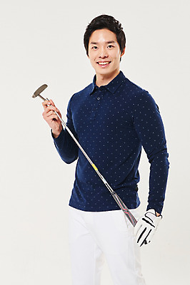 포토 JPG 스튜디오촬영 전신 남자 스포츠 골프 실내 한명 서기 미소 들기 20대 성인 앞모습 청춘 골프채 한국인 잡기 성인남자한명만 국내포토 1 뷰포인트 컨셉 모션 골프용품 표정 사람 동양인 청년 내부 구기 남자한명만 성인남자만 파일형식