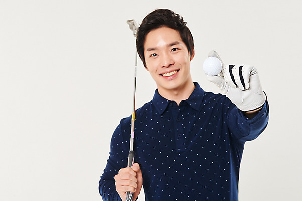 포토 JPG 스튜디오촬영 남자 스포츠 골프 골프공 실내 한명 서기 미소 상반신 20대 성인 앞모습 청춘 골프채 한국인 잡기 골프장갑 성인남자한명만 국내포토 1 뷰포인트 장갑 컨셉 공 모션 골프용품 표정 사람 동양인 청년 내부 구기 남자한명만 성인남자만 파일형식