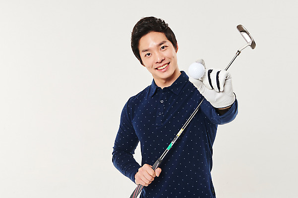 포토 JPG 스튜디오촬영 남자 스포츠 골프 골프공 실내 한명 서기 미소 상반신 20대 성인 앞모습 청춘 골프채 한국인 잡기 성인남자한명만 국내포토 1 뷰포인트 컨셉 공 모션 골프용품 표정 사람 동양인 청년 내부 구기 남자한명만 성인남자만 파일형식