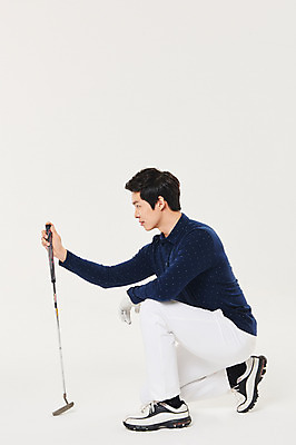 포토 JPG 스튜디오촬영 전신 응시 남자 스포츠 골프 실내 한명 앉기 20대 성인 옆모습 청춘 골프채 한국인 각도 성인남자한명만 국내포토 1 시선 뷰포인트 컨셉 모션 골프용품 사람 동양인 청년 내부 구기 남자한명만 성인남자만 파일형식