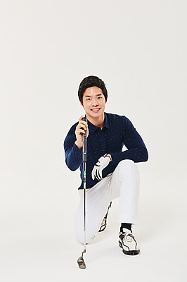 포토 JPG 스튜디오촬영 전신 남자 스포츠 골프 실내 한명 미소 앉기 20대 성인 앞모습 청춘 골프채 한국인 잡기 각도 성인남자한명만 국내포토 1 뷰포인트 컨셉 모션 골프용품 표정 사람 동양인 청년 내부 구기 남자한명만 성인남자만 파일형식
