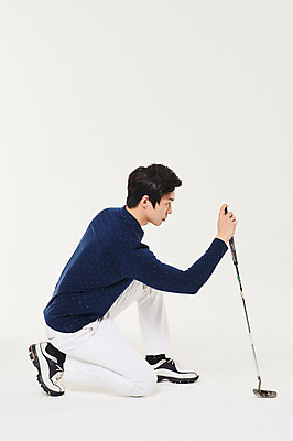 포토 JPG 스튜디오촬영 전신 응시 남자 스포츠 골프 실내 한명 앉기 20대 성인 옆모습 청춘 골프채 한국인 각도 성인남자한명만 국내포토 1 시선 뷰포인트 컨셉 모션 골프용품 사람 동양인 청년 내부 구기 남자한명만 성인남자만 파일형식