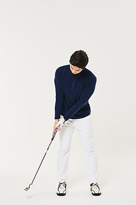 포토 JPG 스튜디오촬영 전신 응시 남자 스포츠 포즈 골프 실내 한명 서기 20대 성인 앞모습 청춘 골프채 한국인 샷 성인남자한명만 국내포토 1 시선 뷰포인트 컨셉 모션 자세 골프용품 사람 동양인 청년 내부 구기 남자한명만 성인남자만 파일형식