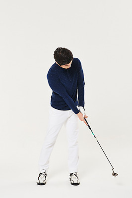 포토 JPG 스튜디오촬영 전신 응시 남자 스포츠 포즈 골프 실내 한명 서기 20대 성인 앞모습 청춘 골프채 한국인 샷 성인남자한명만 국내포토 1 시선 뷰포인트 컨셉 모션 자세 골프용품 사람 동양인 청년 내부 구기 남자한명만 성인남자만 파일형식