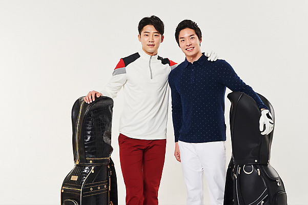 포토 JPG 스튜디오촬영 남자 스포츠 골프 어깨동무 실내 서기 미소 상반신 20대 성인 두명 앞모습 청춘 한국인 잡기 골프가방 성인남자만 국내포토 뷰포인트 포즈 컨셉 가방 모션 골프용품 표정 사람 동양인 청년 내부 구기 남자만 성인만 파일형식