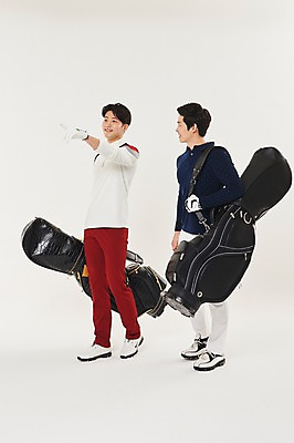 포토 JPG 스튜디오촬영 전신 남자 스포츠 골프 손가락 실내 서기 미소 들기 20대 성인 두명 옆모습 청춘 한국인 가리킴 골프가방 매기 성인남자만 국내포토 손 뷰포인트 컨셉 가방 모션 골프용품 표정 사람 동양인 손짓 청년 내부 구기 남자만 성인만 파일형식