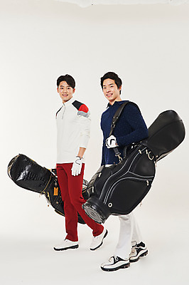 포토 JPG 스튜디오촬영 전신 남자 스포츠 골프 실내 미소 들기 20대 성인 두명 옆모습 청춘 걷기 한국인 골프가방 매기 성인남자만 국내포토 뷰포인트 컨셉 가방 모션 골프용품 표정 사람 동양인 청년 내부 구기 남자만 성인만 파일형식