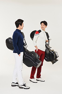 포토 JPG 스튜디오촬영 전신 남자 스포츠 골프 실내 대화 서기 들기 20대 성인 두명 옆모습 청춘 한국인 골프가방 성인남자만 국내포토 뷰포인트 컨셉 가방 모션 골프용품 말하기 사람 동양인 청년 내부 구기 남자만 성인만 파일형식