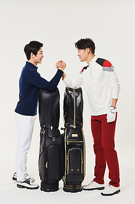 포토 JPG 스튜디오촬영 전신 남자 스포츠 골프 실내 서기 미소 20대 성인 두명 옆모습 청춘 마주보기 손잡기 파이팅 한국인 골프가방 성인남자만 국내포토 뷰포인트 컨셉 가방 모션 골프용품 표정 사람 동양인 청년 내부 구기 남자만 성인만 파일형식