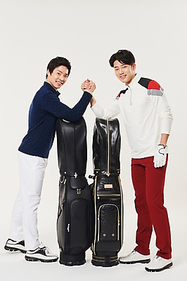 포토 JPG 스튜디오촬영 전신 남자 스포츠 골프 실내 서기 미소 20대 성인 두명 옆모습 청춘 손잡기 파이팅 한국인 골프가방 성인남자만 국내포토 뷰포인트 컨셉 가방 모션 골프용품 표정 사람 동양인 청년 내부 구기 남자만 성인만 파일형식