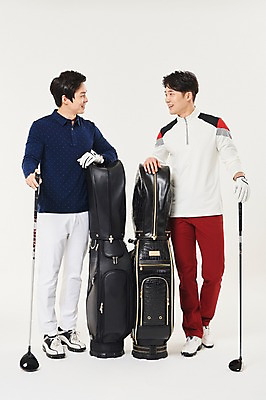 포토 JPG 스튜디오촬영 전신 남자 스포츠 골프 실내 서기 미소 20대 성인 두명 앞모습 청춘 마주보기 골프채 한국인 골프가방 성인남자만 국내포토 뷰포인트 컨셉 가방 모션 골프용품 표정 사람 동양인 청년 내부 구기 남자만 성인만 파일형식