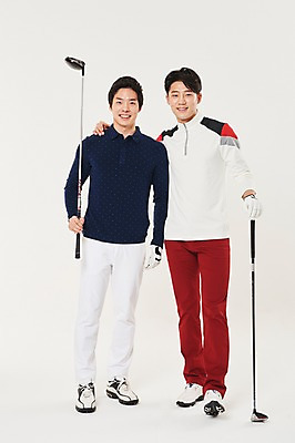 포토 JPG 스튜디오촬영 전신 남자 스포츠 골프 어깨동무 실내 서기 미소 들기 20대 성인 두명 앞모습 청춘 골프채 한국인 성인남자만 국내포토 뷰포인트 포즈 컨셉 모션 골프용품 표정 사람 동양인 청년 내부 구기 남자만 성인만 파일형식