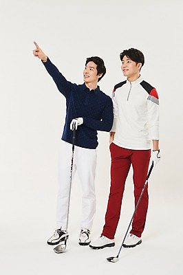 포토 JPG 스튜디오촬영 전신 응시 남자 스포츠 골프 실내 서기 미소 20대 성인 두명 앞모습 청춘 골프채 한국인 가리킴 성인남자만 국내포토 시선 뷰포인트 컨셉 모션 골프용품 표정 사람 동양인 손짓 청년 내부 구기 남자만 성인만 파일형식