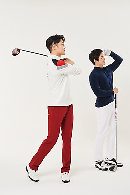 포토 JPG 스튜디오촬영 전신 응시 남자 스포츠 골프 실내 서기 들기 20대 성인 두명 옆모습 청춘 한국인 가르침 연습 자세교정 성인남자만 국내포토 시선 교육 뷰포인트 컨셉 모션 사람 동양인 청년 내부 구기 남자만 성인만 파일형식