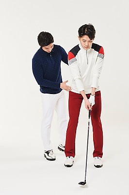 포토 JPG 스튜디오촬영 전신 응시 남자 스포츠 골프 실내 서기 20대 성인 두명 앞모습 청춘 한국인 가르침 연습 자세교정 성인남자만 국내포토 시선 교육 뷰포인트 컨셉 모션 사람 동양인 청년 내부 구기 남자만 성인만 파일형식