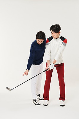 포토 JPG 스튜디오촬영 전신 응시 남자 스포츠 골프 실내 서기 20대 성인 두명 앞모습 옆모습 청춘 골프채 한국인 가리킴 가르침 연습 자세교정 성인남자만 국내포토 시선 교육 뷰포인트 컨셉 모션 골프용품 사람 동양인 손짓 청년 내부 구기 남자만 성인만 파일형식