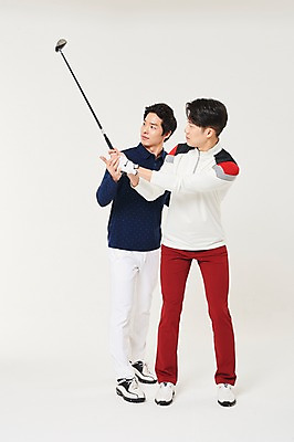 포토 JPG 스튜디오촬영 전신 응시 남자 스포츠 골프 실내 서기 20대 성인 두명 앞모습 옆모습 청춘 골프채 한국인 가르침 연습 자세교정 성인남자만 국내포토 시선 교육 뷰포인트 컨셉 모션 골프용품 사람 동양인 청년 내부 구기 남자만 성인만 파일형식
