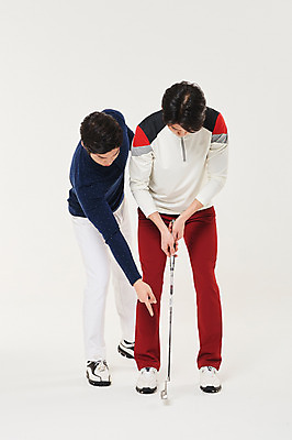포토 JPG 스튜디오촬영 전신 남자 스포츠 골프 실내 서기 20대 성인 두명 앞모습 옆모습 골프채 한국인 가리킴 가르침 연습 자세교정 성인남자만 국내포토 교육 뷰포인트 모션 골프용품 사람 동양인 손짓 청년 내부 구기 남자만 성인만 파일형식
