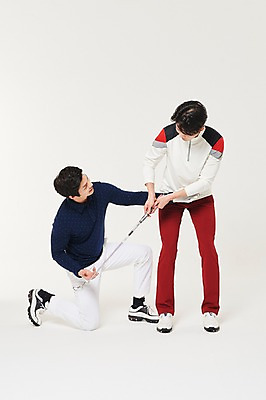 포토 JPG 스튜디오촬영 전신 남자 스포츠 골프 실내 서기 앉기 20대 성인 두명 앞모습 옆모습 마주보기 골프채 한국인 가르침 연습 자세교정 성인남자만 국내포토 교육 뷰포인트 모션 골프용품 사람 동양인 청년 내부 구기 남자만 성인만 파일형식