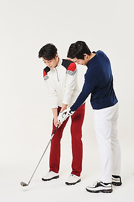 포토 JPG 스튜디오촬영 전신 남자 스포츠 골프 실내 서기 20대 성인 두명 옆모습 골프채 한국인 가르침 연습 자세교정 성인남자만 국내포토 교육 뷰포인트 모션 골프용품 사람 동양인 청년 내부 구기 남자만 성인만 파일형식