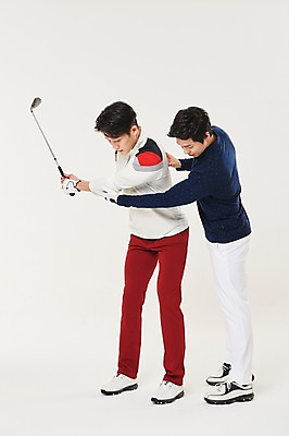 포토 JPG 스튜디오촬영 전신 남자 스포츠 골프 실내 서기 들기 20대 성인 두명 옆모습 골프채 한국인 가르침 연습 자세교정 성인남자만 국내포토 교육 뷰포인트 모션 골프용품 사람 동양인 청년 내부 구기 남자만 성인만 파일형식