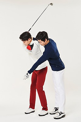 포토 JPG 스튜디오촬영 전신 남자 스포츠 골프 실내 서기 20대 성인 두명 옆모습 골프채 한국인 가르침 연습 자세교정 성인남자만 국내포토 교육 뷰포인트 모션 골프용품 사람 동양인 청년 내부 구기 남자만 성인만 파일형식