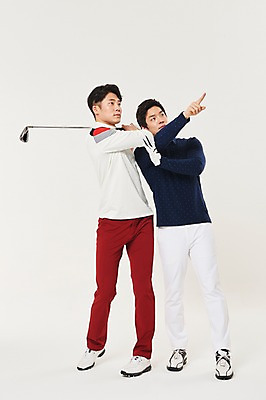 포토 JPG 스튜디오촬영 전신 남자 스포츠 골프 실내 서기 20대 성인 두명 앞모습 골프채 한국인 가르침 연습 자세교정 성인남자만 국내포토 교육 뷰포인트 모션 골프용품 사람 동양인 청년 내부 구기 남자만 성인만 파일형식