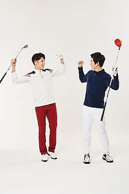 포토 JPG 스튜디오촬영 전신 남자 스포츠 골프 실내 서기 미소 들기 20대 성인 두명 앞모습 파이팅 기쁨 골프채 한국인 성인남자만 국내포토 감정 뷰포인트 모션 골프용품 표정 사람 동양인 청년 내부 구기 남자만 성인만 파일형식