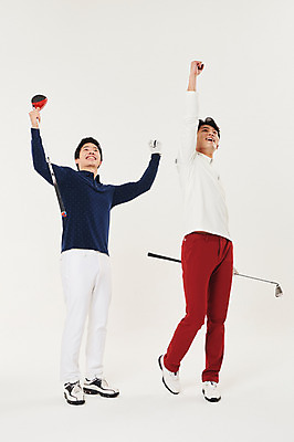 포토 JPG 스튜디오촬영 전신 남자 스포츠 골프 실내 서기 미소 들기 20대 성인 두명 앞모습 파이팅 기쁨 골프채 한국인 성인남자만 국내포토 감정 뷰포인트 모션 골프용품 표정 사람 동양인 청년 내부 구기 남자만 성인만 파일형식