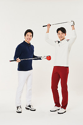 포토 JPG 스튜디오촬영 전신 남자 스포츠 골프 실내 서기 웃음 20대 성인 두명 앞모습 기쁨 골프채 한국인 잡기 성인남자만 들어올리기 국내포토 감정 뷰포인트 모션 골프용품 표정 사람 동양인 청년 내부 구기 남자만 성인만 파일형식