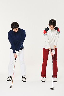 포토 JPG 스튜디오촬영 전신 응시 남자 스포츠 골프 실내 서기 20대 성인 두명 앞모습 골프채 한국인 준비 성인남자만 내려보기 국내포토 시선 뷰포인트 모션 골프용품 사람 동양인 청년 내부 구기 남자만 성인만 파일형식