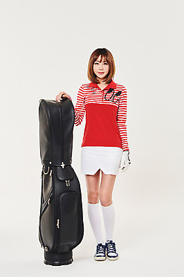 포토 JPG 스튜디오촬영 전신 응시 여자 스포츠 골프 실내 한명 서기 20대 성인 앞모습 한국인 잡기 골프가방 성인여자한명만 국내포토 1 시선 뷰포인트 가방 모션 골프용품 사람 동양인 청년 내부 구기 여자한명만 성인여자만 파일형식